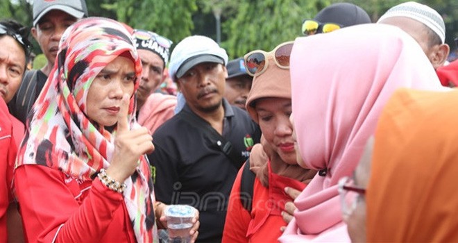 Ketum Honorer K2 PHK2I, Titi Purwaningsih. Foto : Ricardo / JPNN