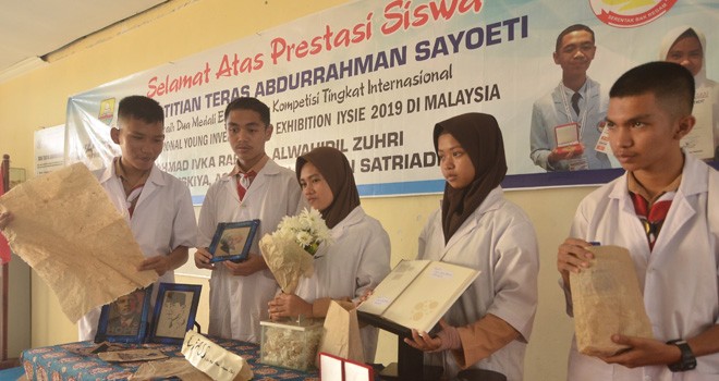 Siswa SMA Titian Teras Jambi peraih dua emas pada ajang Internasional Young Inventore dan Exhibition (IYSIE) di Malaysia. 