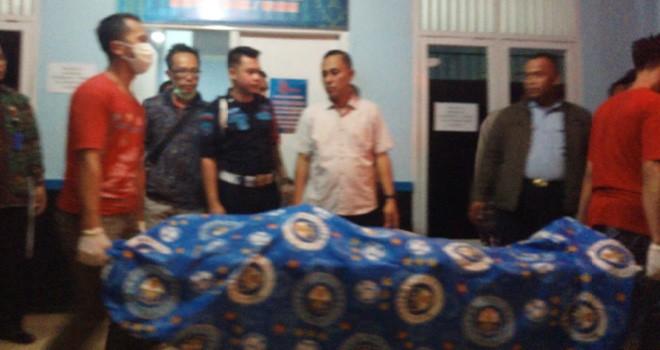 Seorang napi di Lapas Kelas IIA Jambi ditemukan tewas gantung diri di WC masjid dalam Lapas. Jasadnya saat ini dievakuasi ke RSUD Mattaher, menunggu keluarga datang dari Jawa Barat. Foto : Ist