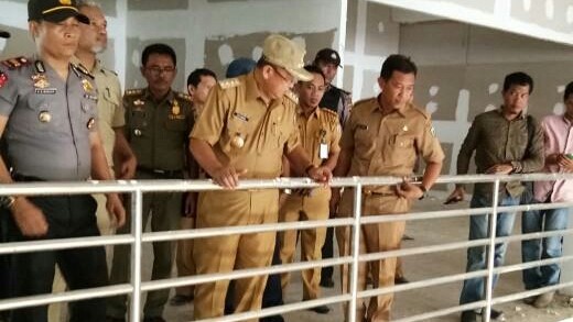 TINJAU: Bupati Sarolangun Cek Endra saat meninjau lokasi pasar modern di Kecamatan Singkut, beberapa waktu lalu.