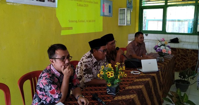 Tim Pengabdia. FH Unja saay menyampaikan materi.