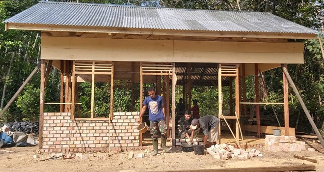 Satgas TMMD Gotong Royong Bersama Warga Bangun Rumah Sriyono.