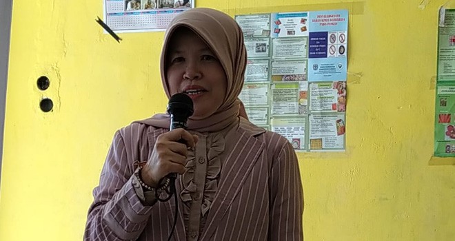 Ketua Tim Pengabdian FH Unja saat menyampaikan materi sosialisasi.