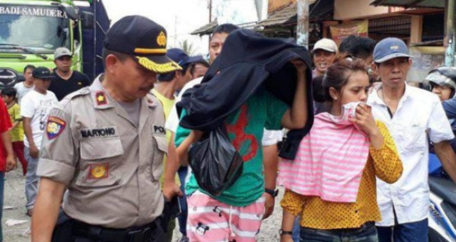 Ina (30) dan Ica terlihat salah tingkah ketika didatangi petugas Satreskoba Polresta Samarinda di salah satu rumah di Gang Tempurung III, Samarinda Ulu, Kalimantan Timur, Rabu (17/7).