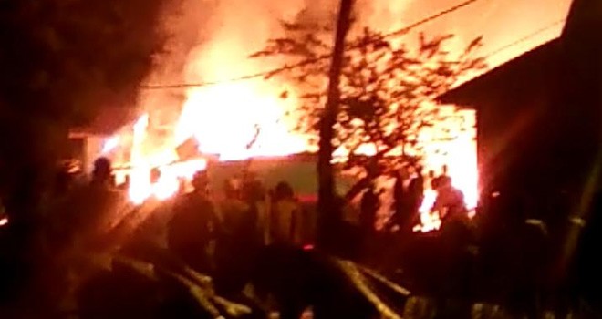 Dua Rumah di Danau Sipin Dilalap Si Jago Merah.