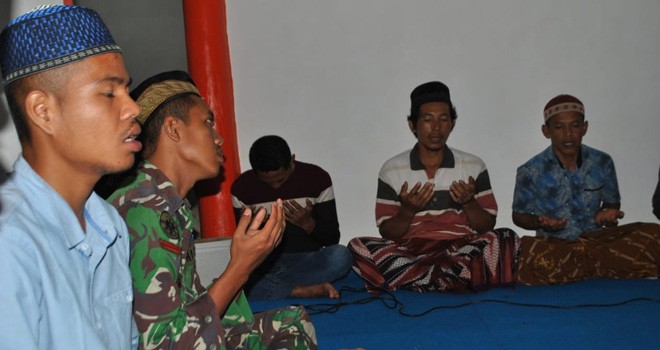 Satgas TMMD Terus Jalin Silaturahmi dan Komunikasi Sosial dengan Warga Ladang Peris.