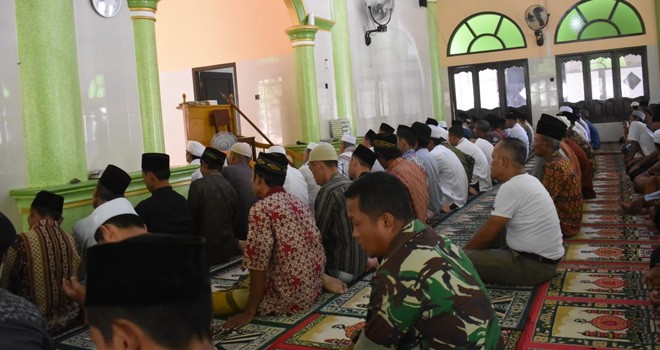 Personel Satgas TMMD Sholat Jumat Bersama Warga.