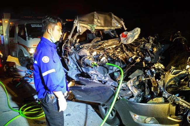 Innova Tabrak Buntut Truk Hino.