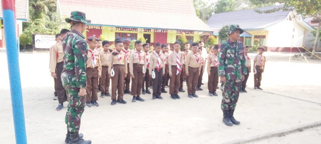 Satgas TMMD Sempatkan Diri Ajari Siswa SD Baris Berbaris.