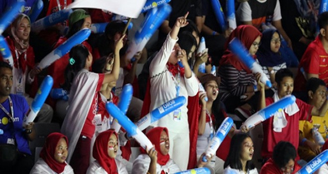 Aksi suporter di istora dalam Blibli Indonesia Open 2019. Foto : BWF