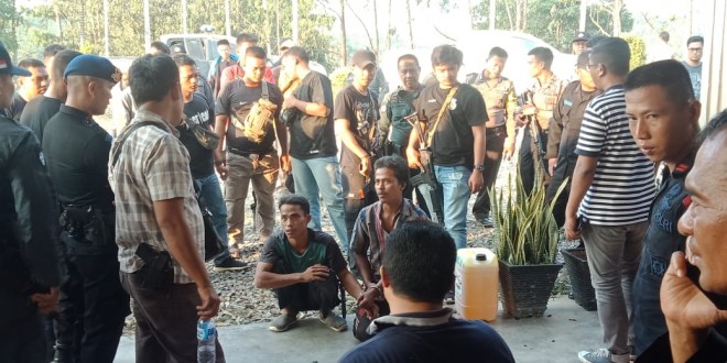 Anggota SMB yang diamankan aparat.