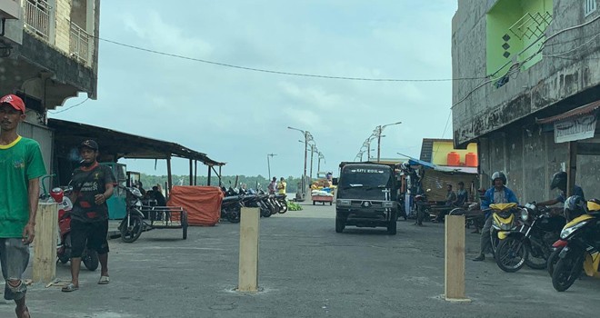 Fortal jalan masuk ke jembatan anjungan WFC dkeluhkan pengedara. Foto : Gatot / Jambiupdate