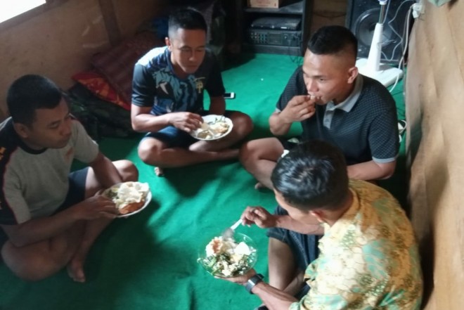 Makan Bersama dengan Orang Tua Asuh jadi Momen Kebahagiaan Bagi Satgas TMMD.