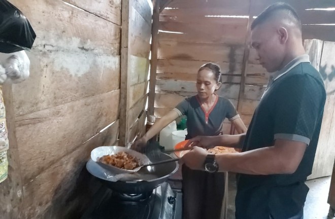 Prada Hasibuan Bantu Orang Tua Asuh Memasak.