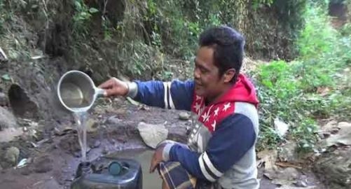 Warga alami krisis air bersih. Foto : JPG