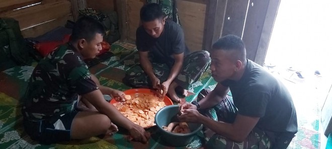Sambil Mengupas Ubi, Satgas TMMD Saling Berbagi Cerita dengan Orang Tua Asuh.