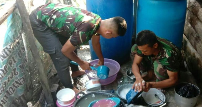Terlihat Satgas TMMD tengah mencuci Piring.