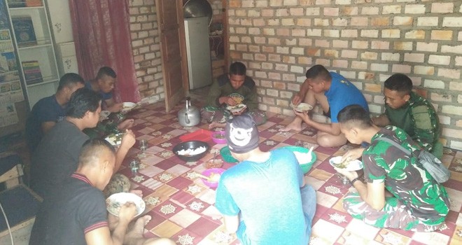Kebersamaan Satgas TMMD dengan Warga Seperti Orang Tua dan Anak.