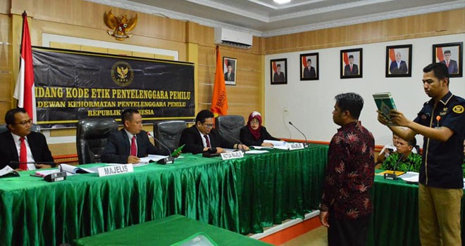 Majlis hakim DKPP RI, Rahmat Bagja mengambil sumpah saksi dalam sidang dugaan pelanggaran kode etik, Senin (22/7). Foto : Safwan / Jambiupdate