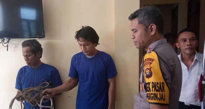 Dua pelaku pencurian kayu proyek pembuatan Jembatan Sungai Maram Pasar Jambi diamankan oleh tim dari Polsek Pasar Jambi.