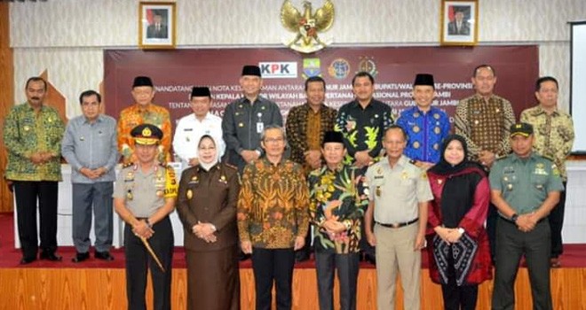 Bupati Masnah Tandatangani Nota Kesepahaman Pemkab dan BPN serta Kejati Jambi.