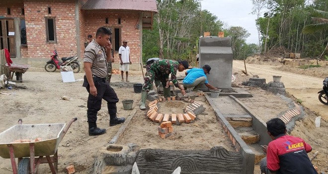 Polres Batanghari Bantu Pembangunan Tugu TMMD.