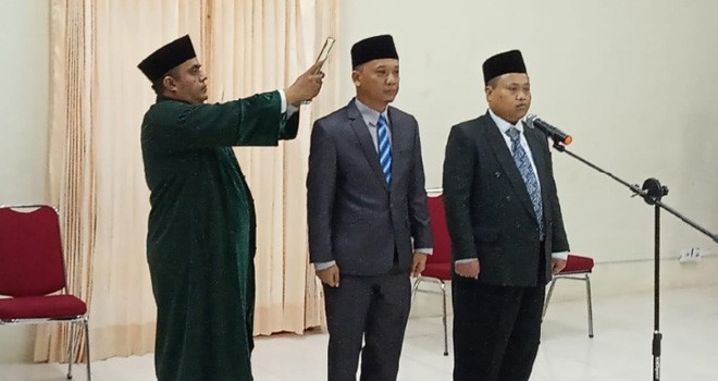  Sekretaris KPU Provinsi Jambi, Khoirul Bahri Lubis, melantik Sekretaris Batanghari dan KPU Sarolangun yang terpilih melalui penjaringan jabatan Eselon III di lingkup KPU.