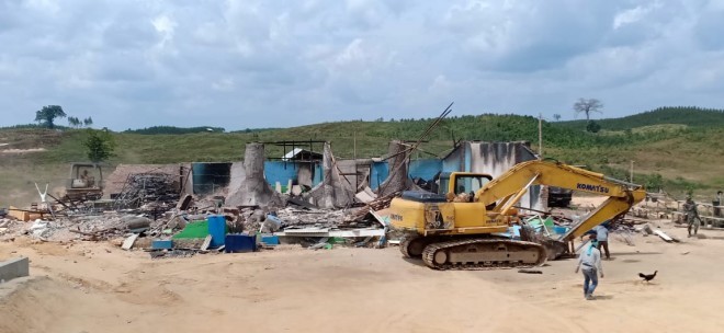 Basecam SMB yang berlokasi di dalam kawasan hutan di Kabupaten Batanghari diratakan dengan tanah oleh tim terpadu