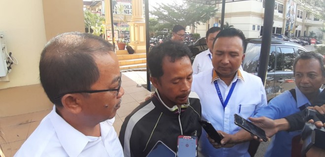 Sobirin mendatangi Polda Jambi untuk membuat laporan kasus penipuan yang dilakukan oleh Muslim, ketua SMB.