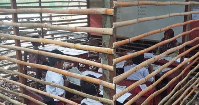 Para murid SDN 2 Teluk Sampit ketika mengikuti proses belajar di kelas yang serba terbatas. Foto Disik Kotim For Kalteng Pos