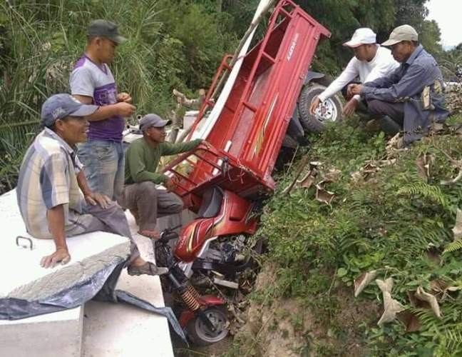 Terlihat pengendara yang jatuh, dikarenakan usai pekerjaan Drainase tak dilakukan penimbunan kembali