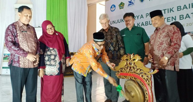 Sekretaris Daerah Bakhtiar,SP membuka secara resmi unjuk karya praktik baik pembelajaran dan manajemen berbasis sekolah di Aula STIE Muara Bulian, Kamis (25/7/2019).