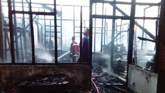 12 bedeng di pasar Hongkong hangus terbakar.