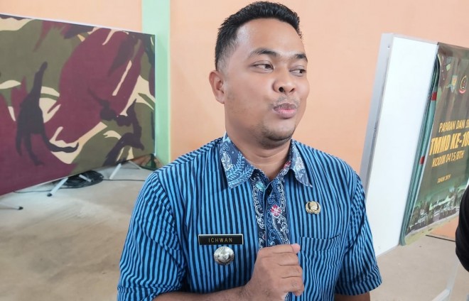 Camat Bajubang Ichwan.