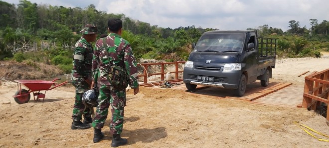 Jembatan Kayu yang Dibangun Satgas TMMD Sudah Bisa Dilewati Mobil.