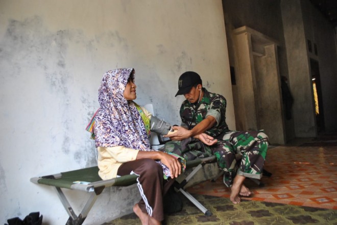 Tim Kesehatan Satgas TMMD Periksa Kesehatan Warga Ladang Peris.