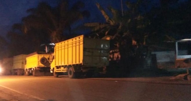 Parkir di Bahu Jalan, Truk Batu Bara Diminta Tak Ganggu Aktivitas Pengendara.