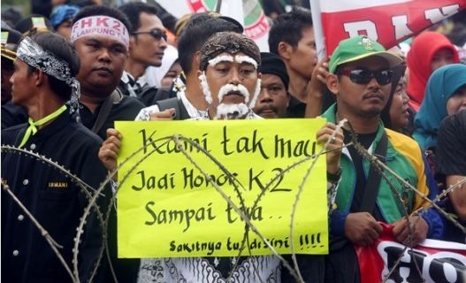 Massa honorer K2 saat aksi unjuk rasa menuntut diangkat menjadi PNS. Ilustrasi Foto: dok.JPNN.com