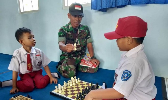Ajak Main Catur, Jalin Keakraban dengan Pelajar.