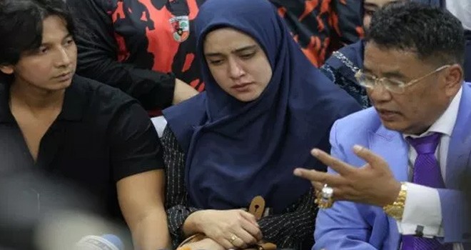 FOTO: Faisal R Syam / FAJAR INDONESIA NETWORK. Fairus Sambangi Komnasham : Fairuz A. Rafiq bersama suami, Sonny Septian menyambangi Komisi Nasional (Komnas) Perempuan di kawasan Menteng, Jakarta Pusat, Senin (8/7/2019). Didampingi Hotman Paris Hutapea selaku kuasa hukum, mereka berencana meminta perlindungan kepada lembaga tersebut.