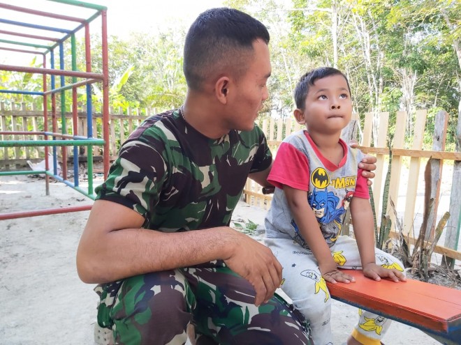 Main Bersama Satgas TMMD, Iman: Bapak TNI Baik.