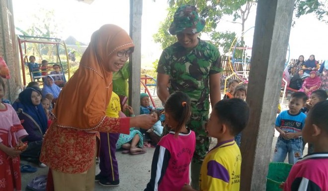 Pantau Material, TNI Ini Sempatkan Ngajar Anak-Anak TK.
