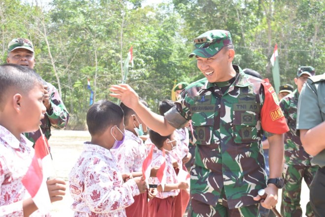 Lihat Nik Keakraban Dandim 0415/Batanghari Widi Rahman Bersama Anak-anak Ladang Peris.