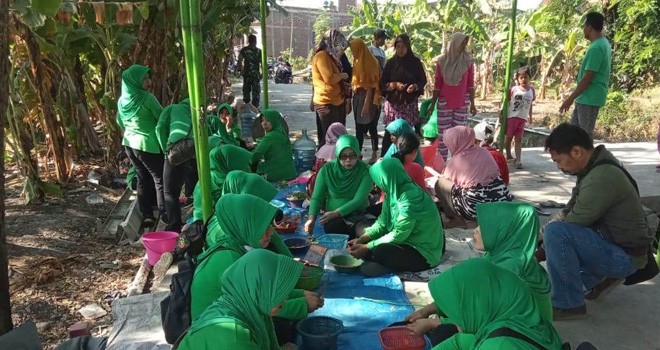 Ini Cara Ibu-Ibu Persit Dukung Pelaksanaan TMMD Kalikondang.