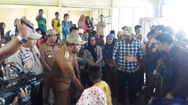 Bupati, Wabup dan Ketua TP PKK Tanjabtim Kunjungi Korban Kebakaran di Mendahara Tengah.