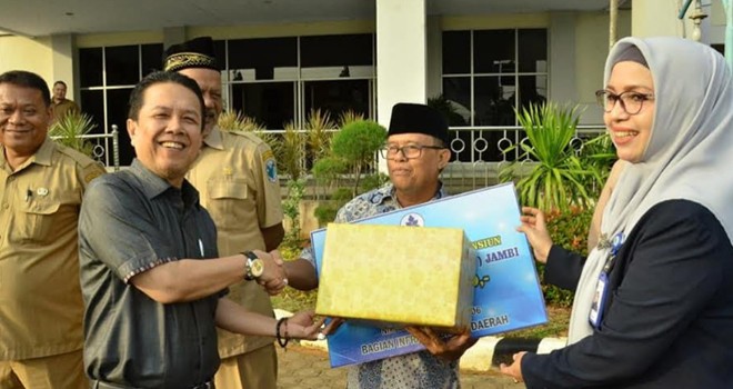 Bupati Syahirsah Serahkan KLIM Tabungan Hari Tua Bagi ASN Pensiun.