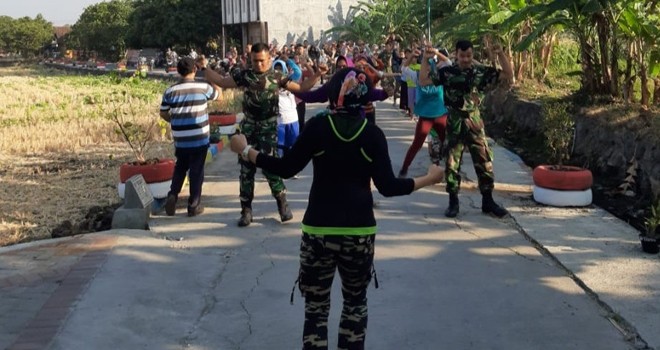 TNI Pelopori Hidup Sehat, Sekaligus Jalin Kebersamaan Dengan Warga Sasaran TMMD.