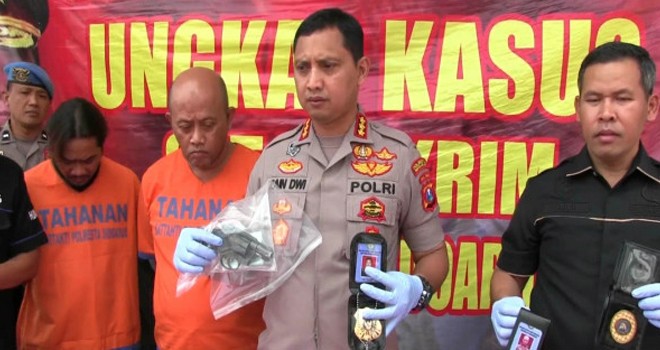 Pelaku tertunduk malu saat ditangkap Polisi. Foto : JPG/Pojokpitu