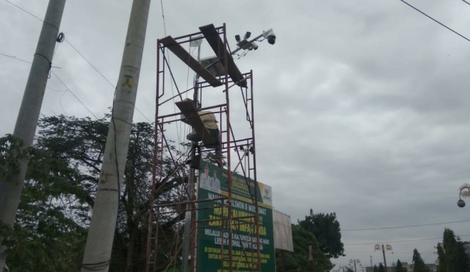 Petugas Dishub Batanghari saat memasang kamera CCTV di simpang.