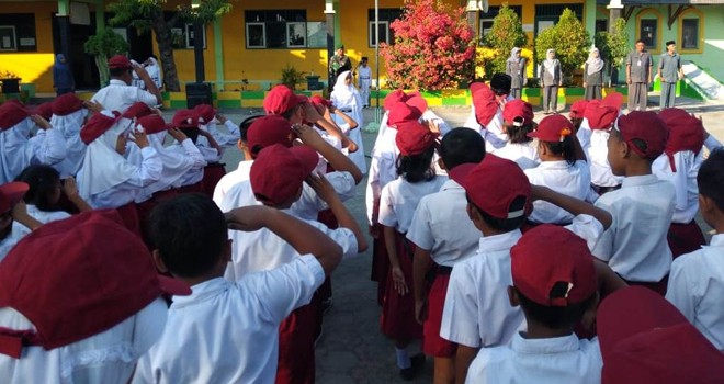 Jadi Pembina Upacara, TNI Sampaikan Banyak Pesan Moral Kepada Murid-Murid SD.